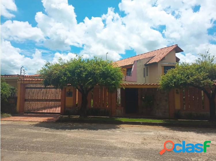 EN VENTA CASA DE DOS NIVELES. ALTO BARINAS SUR