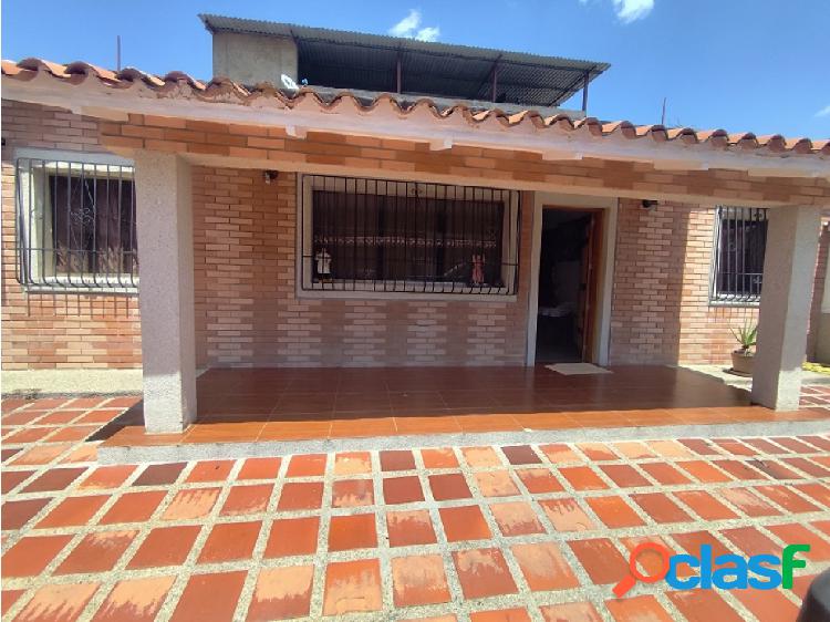 EN VENTA CASA URB.. CARLOS DELGADO CHALBAUD