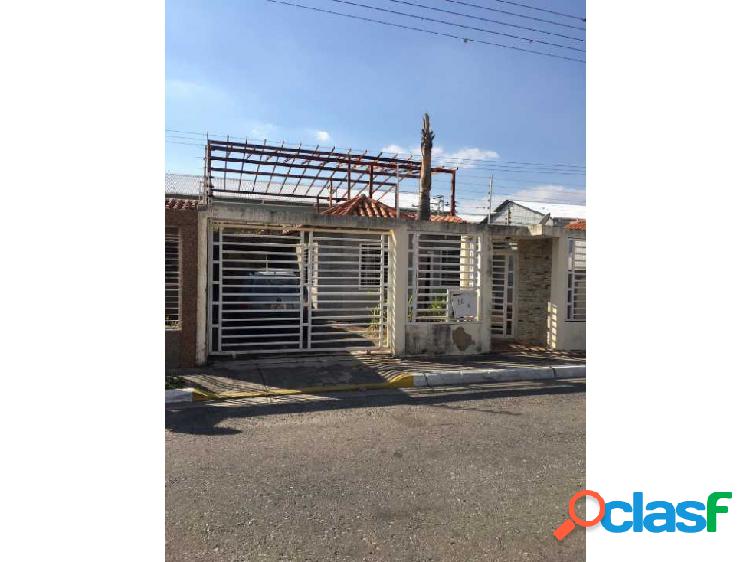 EN VENTA COMODA CASA EN URB. URIEL LA MORITA 1