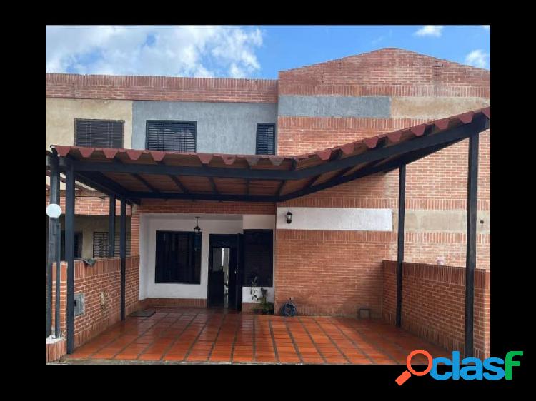 EN VENTA HERMOSO TOWN HOUSE EN RESD MANANTIAL DORADO SAN