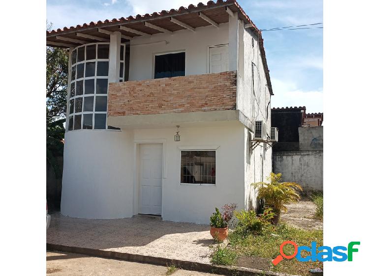 EN VENTA TOWNHOUSE. PRADOS DE BARINAS