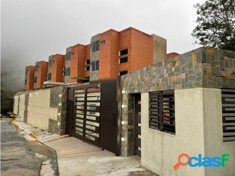 EXCLUSIVO TOWN HOUSE DE 3 NIVELES. OBRA GRIS EN LA ENTRADA.