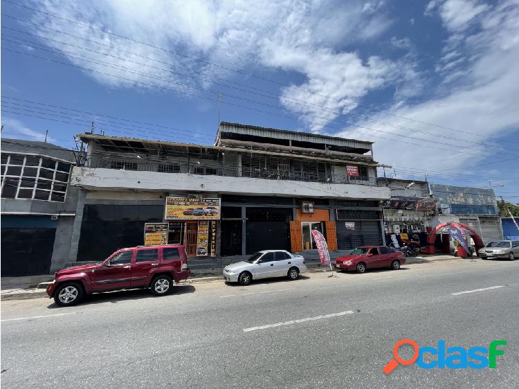 Edificio con Apartamentos y Locales en Avenida Aragua