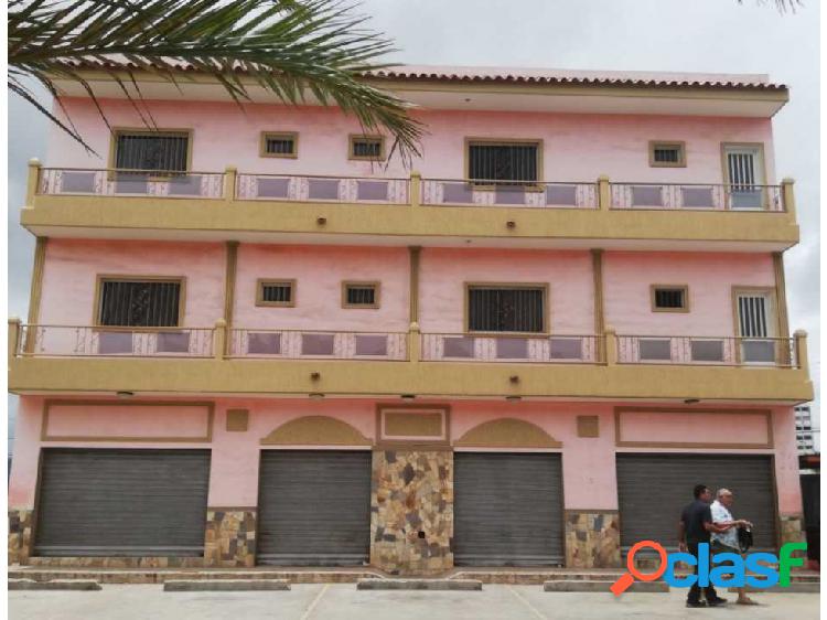 Edificio en venta con 3 aptos y 2 locales a pie de calle.