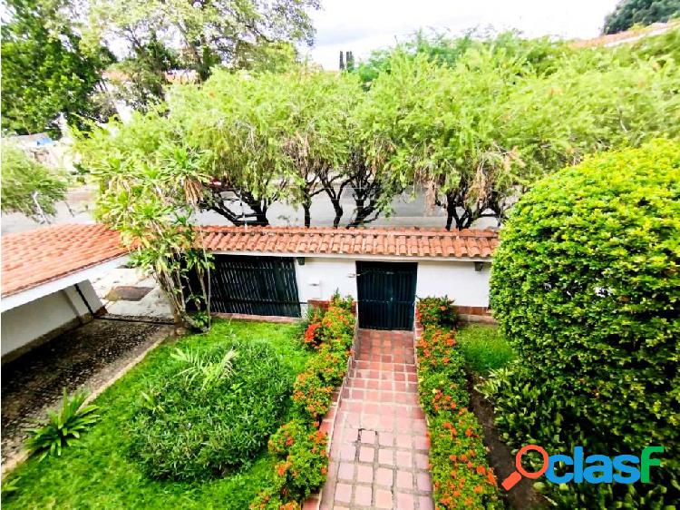 En Venta Amplía Casa Urb. La Viña