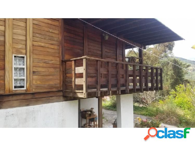 En Venta Casa Estilo Colonial en La Colonia Tovar Código