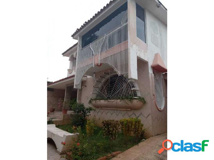 En Venta Hermosa Casa de 2 Niveles en La Viña