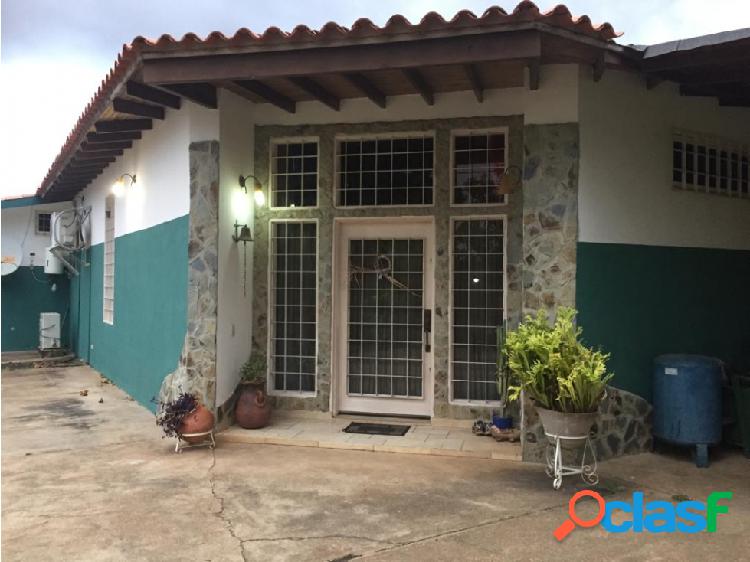 En venta amplia casa en Los Cocales, El Tigre, Edo.