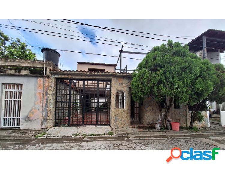 En venta casa 210m2. 4H/3B/4P. Guatire.