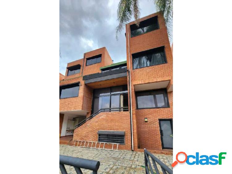 En venta casa 385m2 Colinas de Tamanaco 9202