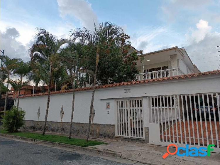 En venta casa de dos plantas, área 685,72 M2. 5 Hab/ 6B/ 3