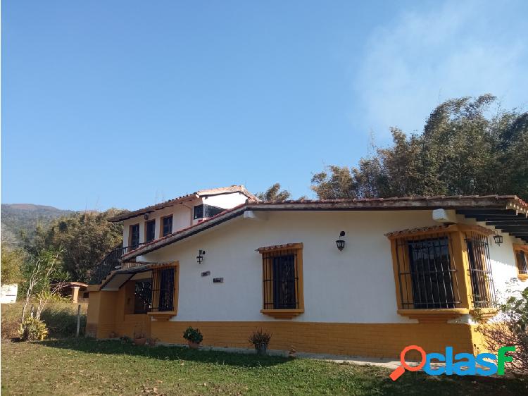 Hermosa casa estilo colonial en Aguirre. C170