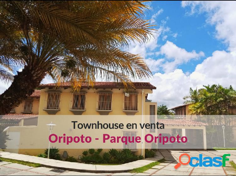 Hermoso Townhouse en venta en Villas Parque Oripoto