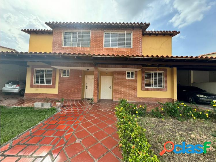 SE ALQUILA TOWN HOUSE EN LA URB CHALET DE LA LAGUNA