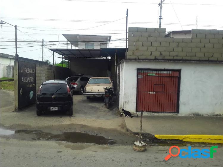 SE VENDE CASA CON LOCAL EN AV ALIRIO UGARTE