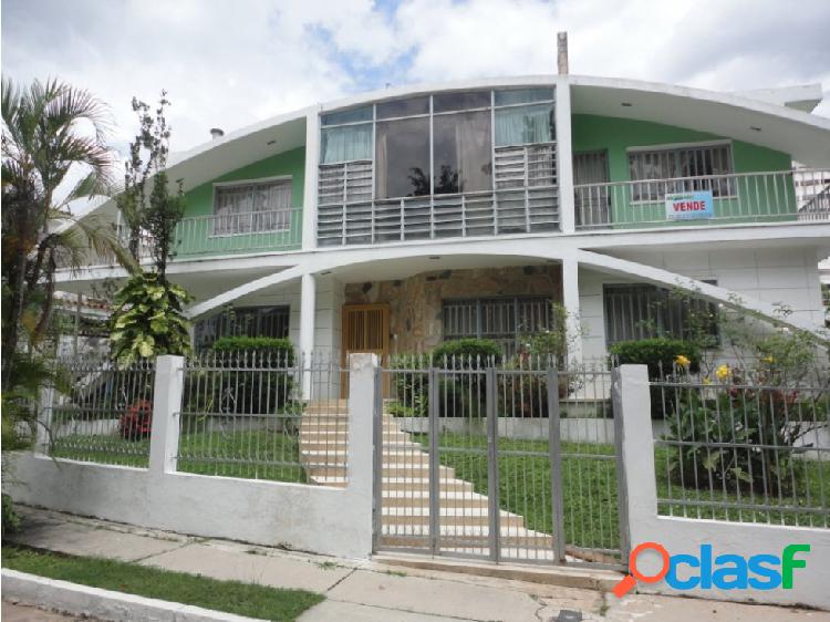 SE VENDE CASA EN LOS NISPEROS