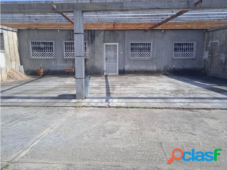 SE VENDE CASA EN URB. LOS SAMANES B, ZONA INDUSTRIAL