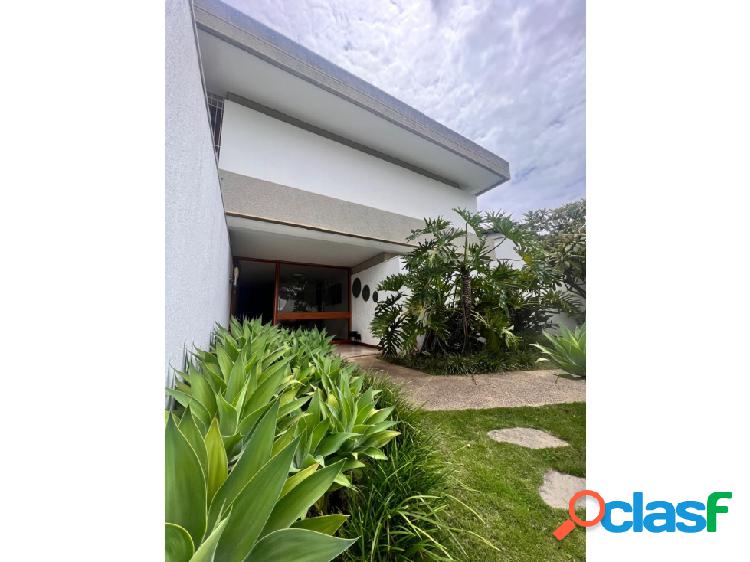 SE VENDE O ALQUILA CASA DE 700MTS + 550MTS EN SANTA PAULA