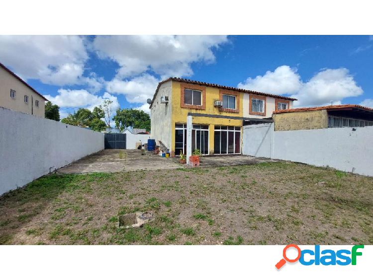 SE VENDE TOWN HOUSE EN URB CHALET DE LA LAGUNA