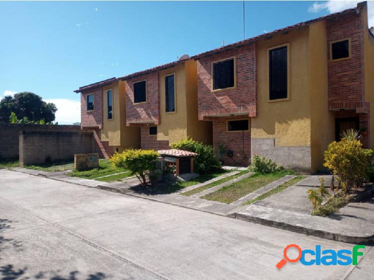 SE VENDE TOWNHOUSE A ESTRENAR CON CLIMA DE MONTAÑA