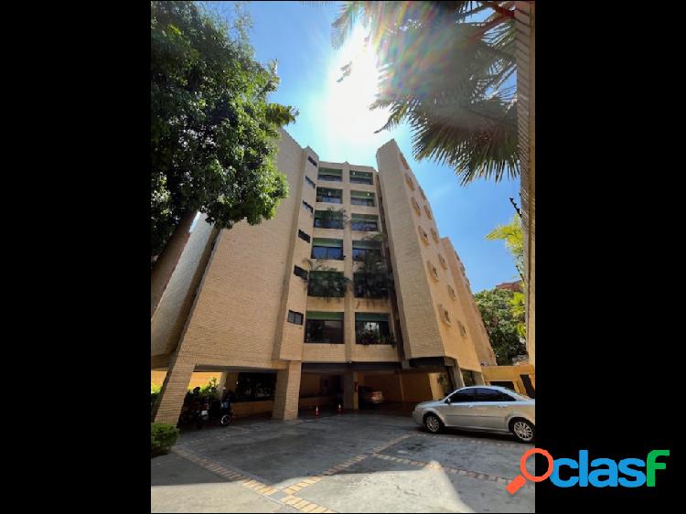 Se alquila Apartamento 96m2.2H/2B+S/2P. Campo Alegre.