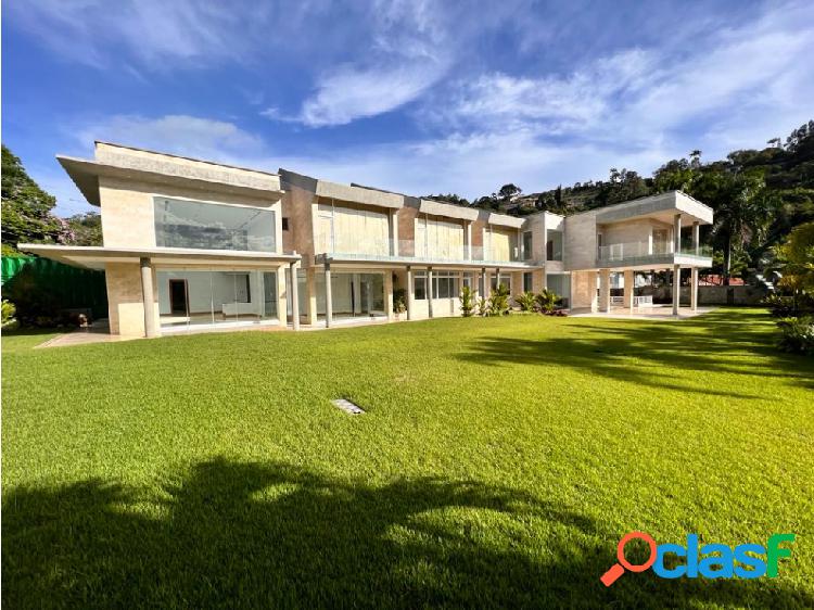 Se vende Casa 3600m2. 7H+3S/9B+2/15P. Cerro Verde.