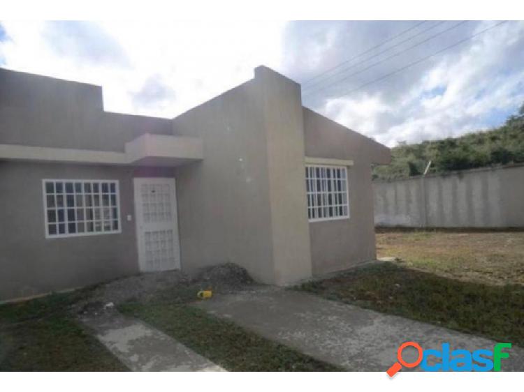 Se vende Casa 77m2. 3H/2B/2P. Canaima II.