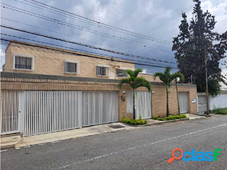 Se vende Casa de 540 mts2 4H +S/ 4B +2s/3E en la Urb.