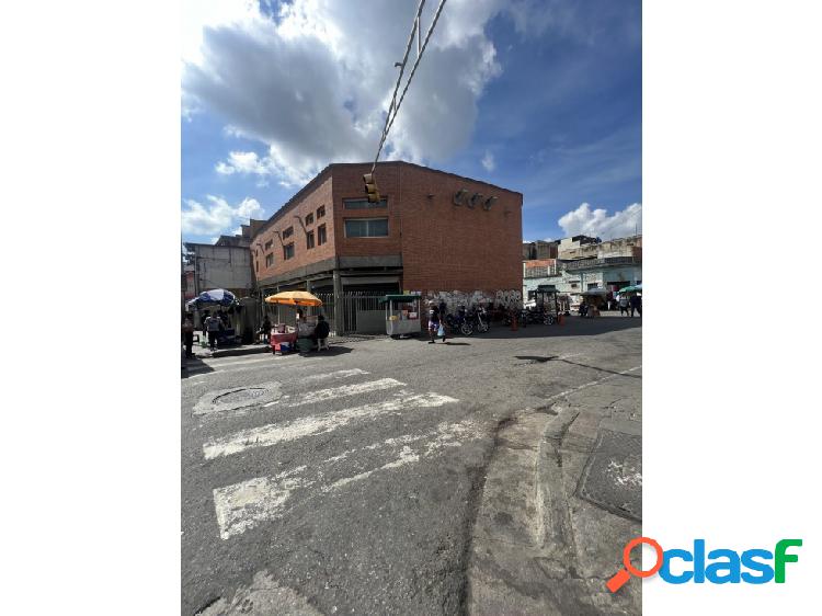 Se vende Centro Comercial 1500m2. Avenida Victoria.