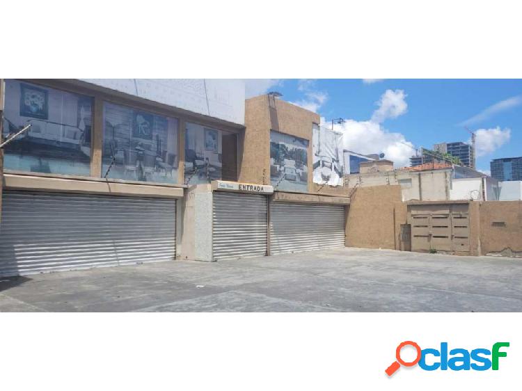 Se vende Local Comercial 900m2/2 baños/15 E Las Mercedes