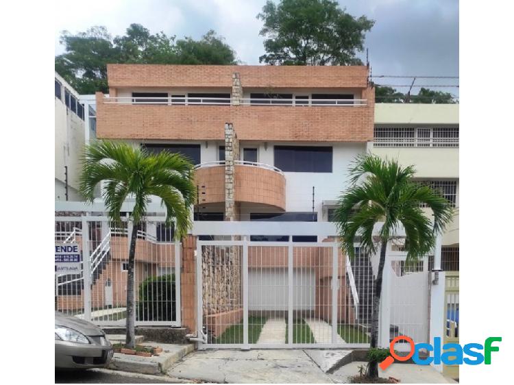 Se vende Moderno Town House de 3 niveles, Semi-amoblado