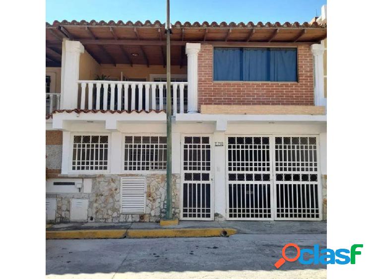 Se vende Townhouse 120m2. 3H/3B/2P. Country Club