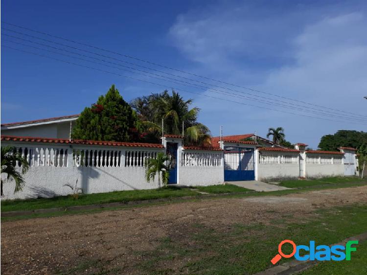 Se vende casa 171m2 3h/3b/6p Higuerote 9795