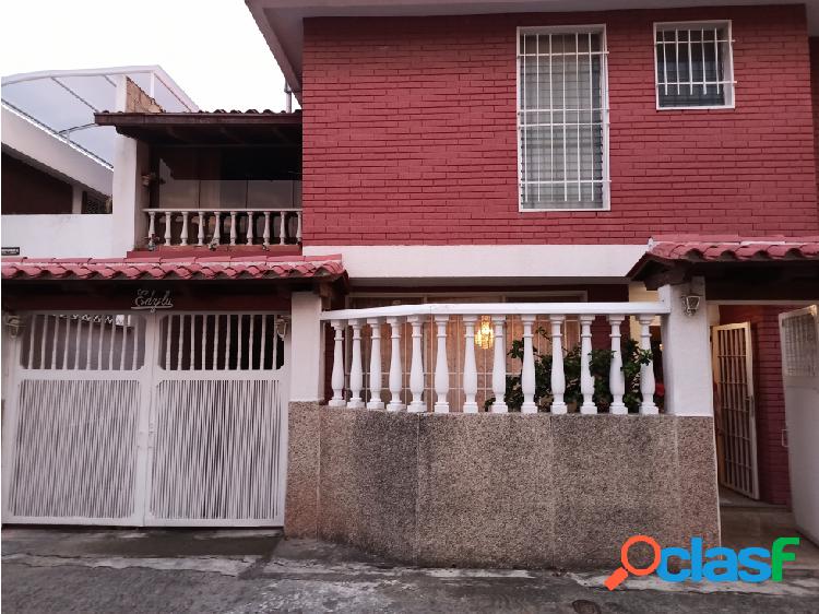 Se vende casa 197m2 4h/3b/4p El Marques 0202