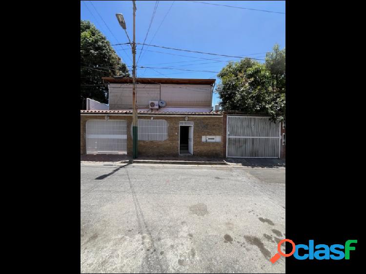 Se vende casa 220m2. 6H/5B/4P. Guatire.