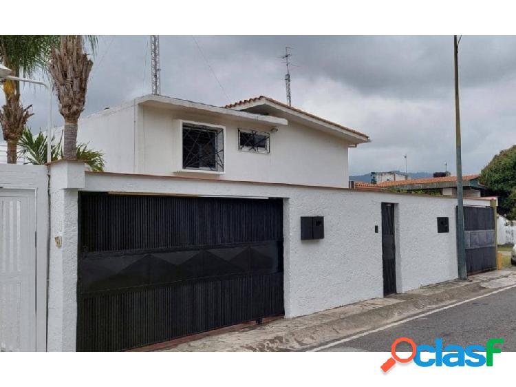 Se vende casa 224m2 4h/4b/3p La Trinidad 9340