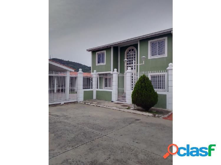 Se vende casa 297m2 4h/4b/6p Vista Linda Charallave 7280