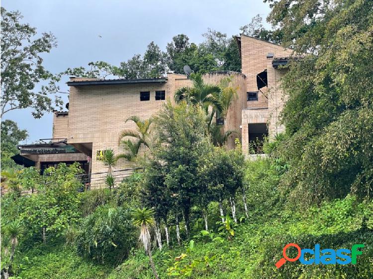 Se vende casa 380m2 Monteclaro Laguna - Los Teques 1700