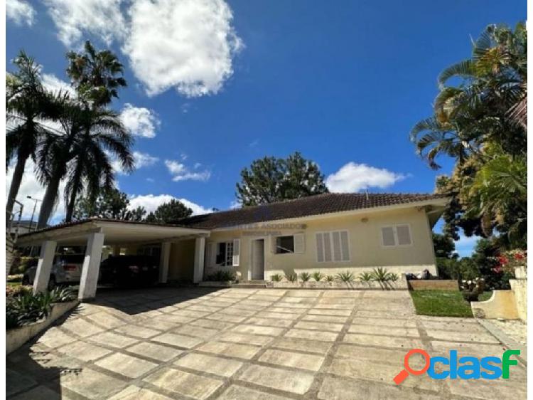 Se vende casa 450m2 3h+s+ch/6B/10p Cerro Verde