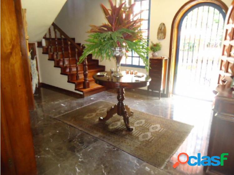 Se vende casa 540m2 6h/6b/4p Santa Paula 8339