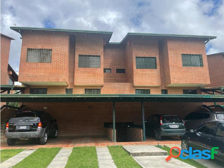 Se vende, town House de 4h,3b+serv con b,2PE. La union.AP