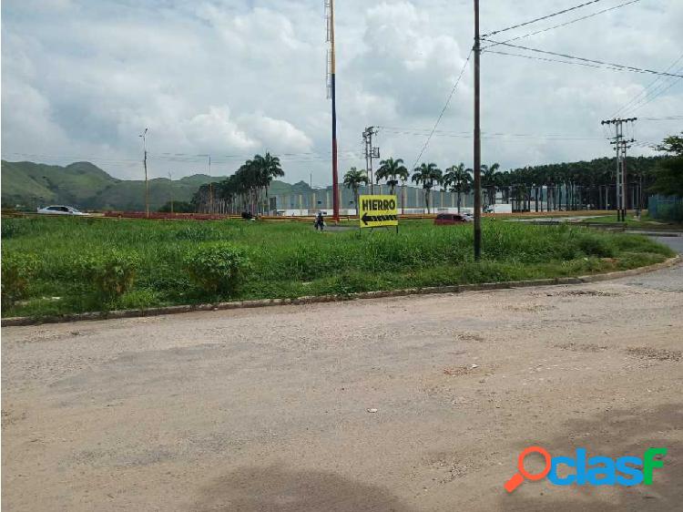 TERRENO FRENTE A LA AUTOPISTA TOCUYITO VALENCIA LOS CAOBOS.