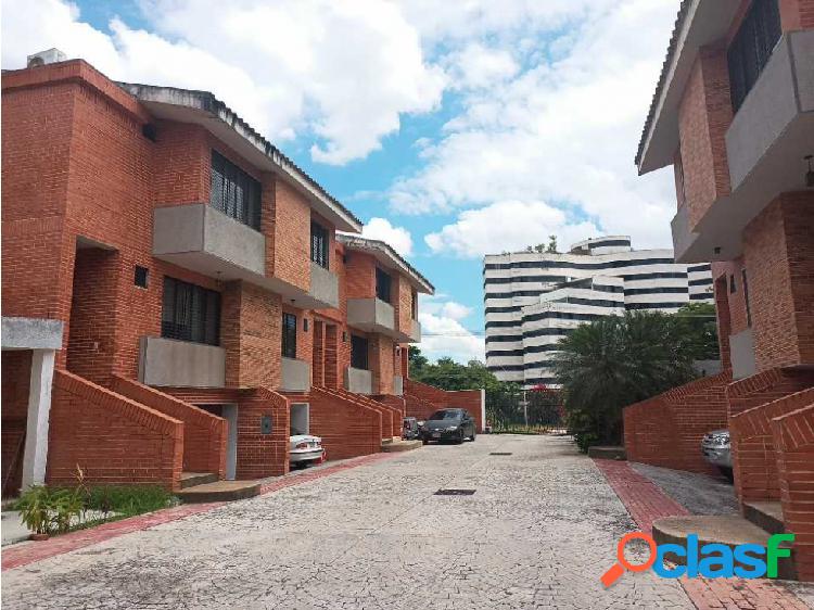 TOWNHOUSE DE 3 NIVELES. FINAL DE LAS 4 AVENIDAS DEL PARRAL.