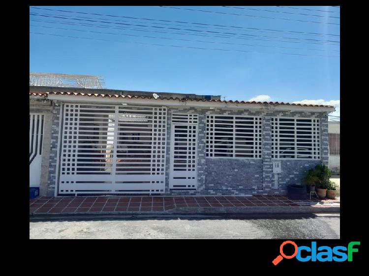 VENDE HERMOSA CASA EN URB SANTA PAULA TOCUYITO LIBERTADOR.