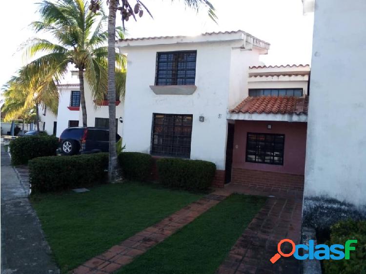 VENDE TOWNHOUSE EN CIUDAD FLAMINGO 23-04