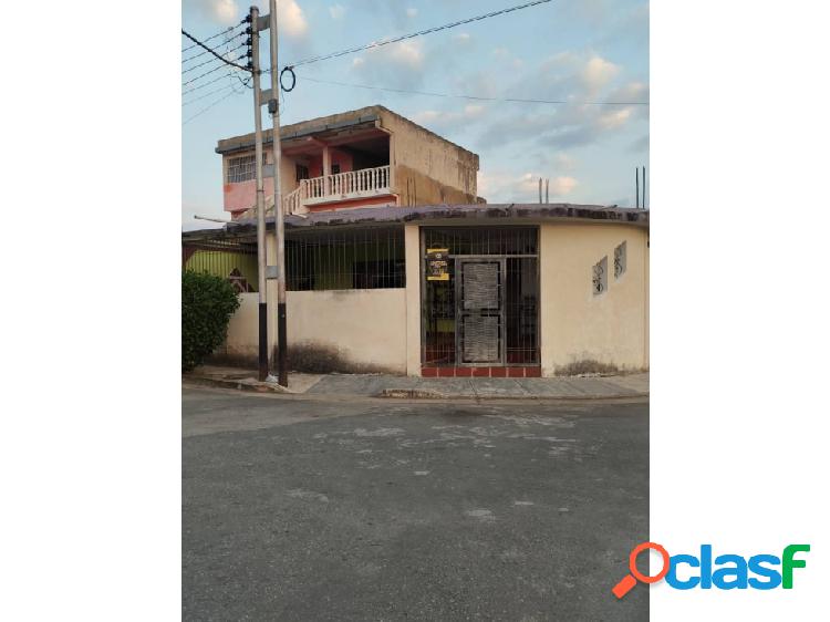 VENTA DE LINDA CASA EN LA URB SANTA PAULA TOCUYITO 13-13