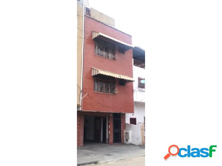 VENTA DE PEQUEÑO EDIFICIO CON LOCAL COMERCIAL EN CATIA