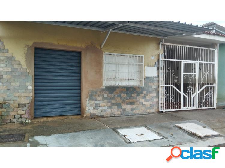 Vende Casa con Local Comercial a pie de calle en Urb. Ciudad