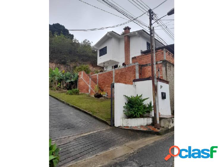 Vendo casa 1800m2 5h/3b/20p Los Teques 8288