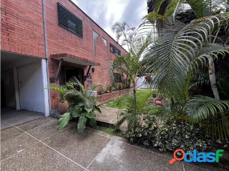 Vendo casa 701m2 4h/5b+s/4p Prados del Este 1443